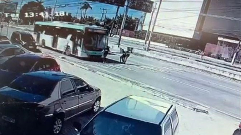 Vídeo mostra o momento em que adolescente é atropelada por ônibus em Fortaleza