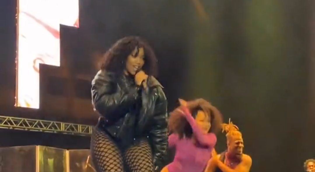 Em São Paulo, IZA interrompe show após confusão na plateia