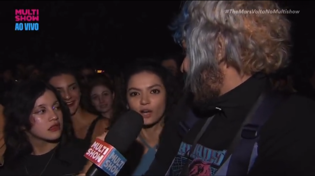 Mulher expõe repórter do Multishow ao vivo: "Tirou um trabalhador daqui"; veja vídeo