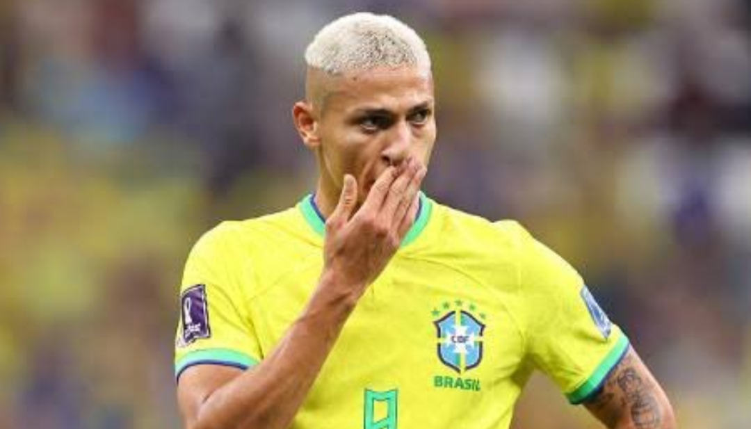 Richarlison surge de cueca atoladíssima na TV e agita a web; veja vídeo