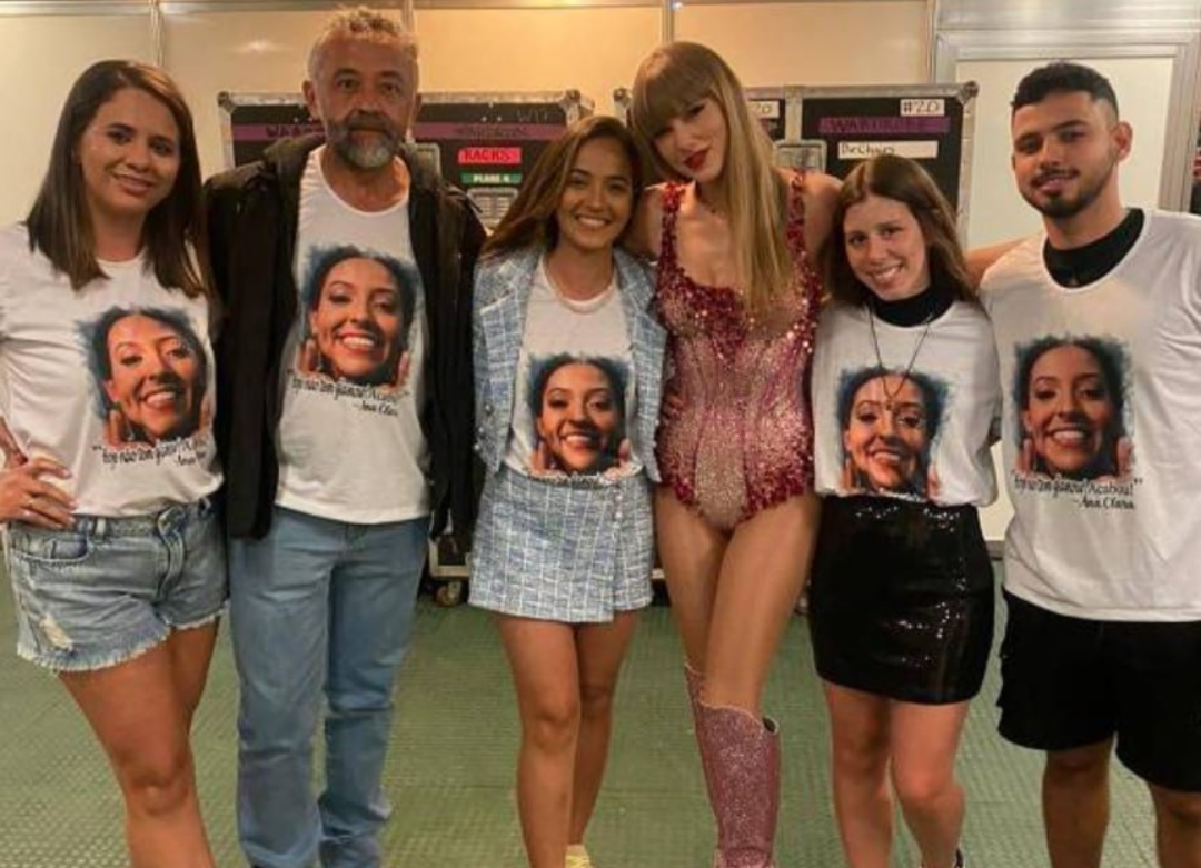 Taylor Swift tira foto com família de Ana Benevides