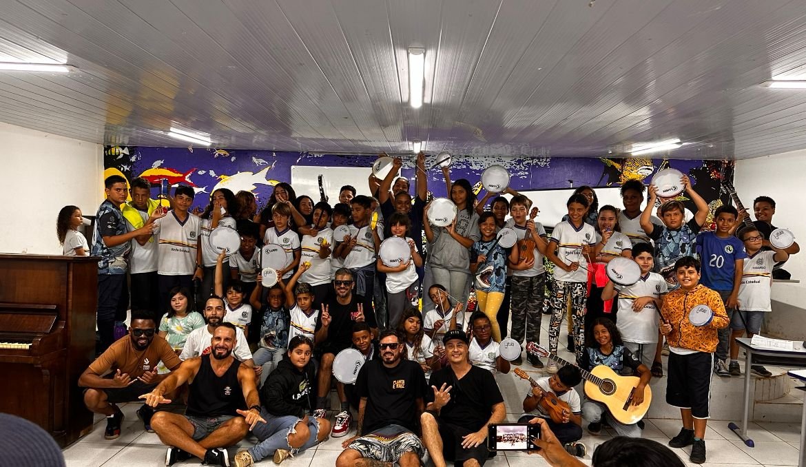 Banda Planta e Raiz doa instrumentos para escola de Fernando de Noronha