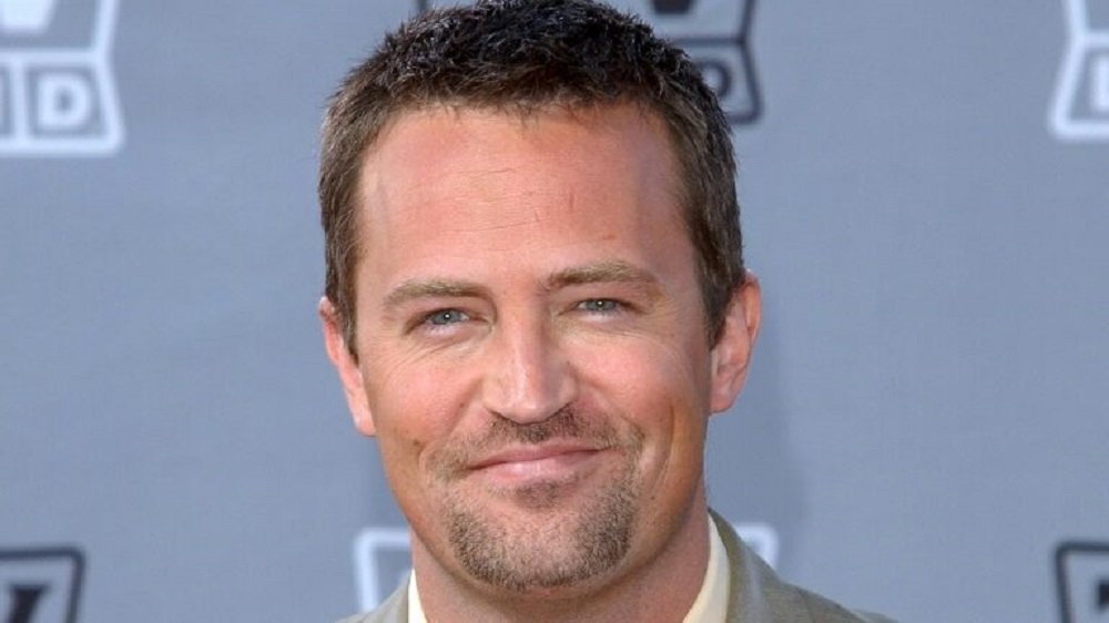 Leilão beneficente com itens de Matthew Perry reúne roteiros de Friends e objetos pessoais do ator 1 Matthew Perry