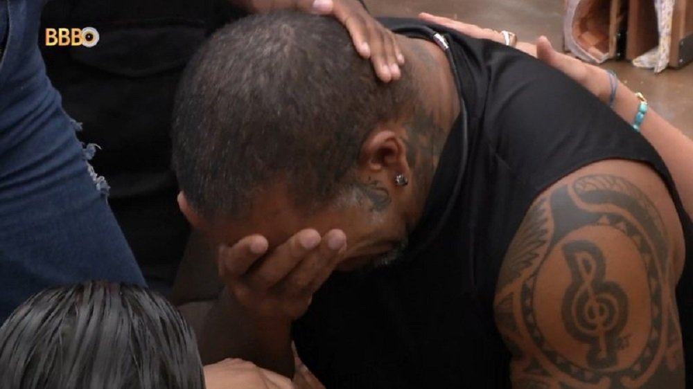 rodriguinho cai no choro bbb24