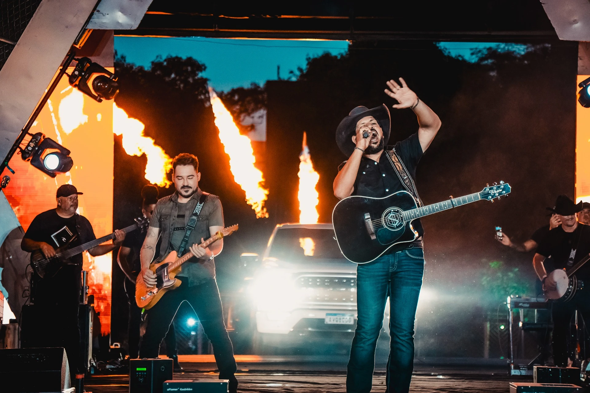 Fernando e Sorocaba fazem show com open de churrasco em São Paulo