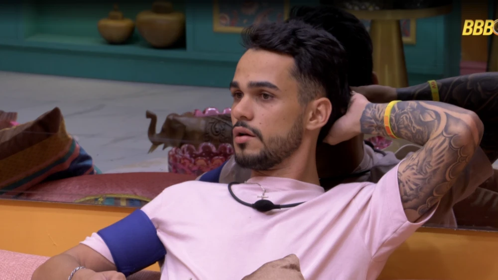 BBB 25: João Gabriel troca de roupa, mostra tudo e internet comemora: "dobro do tamanho do irmão"