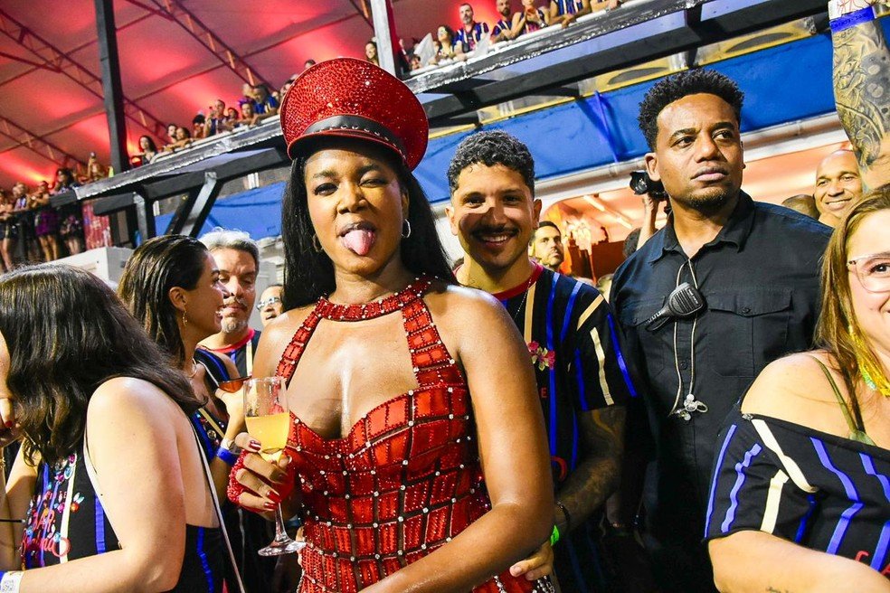 Casal! Yuri Lima e Iza curtem carnaval de SP em clima de romance