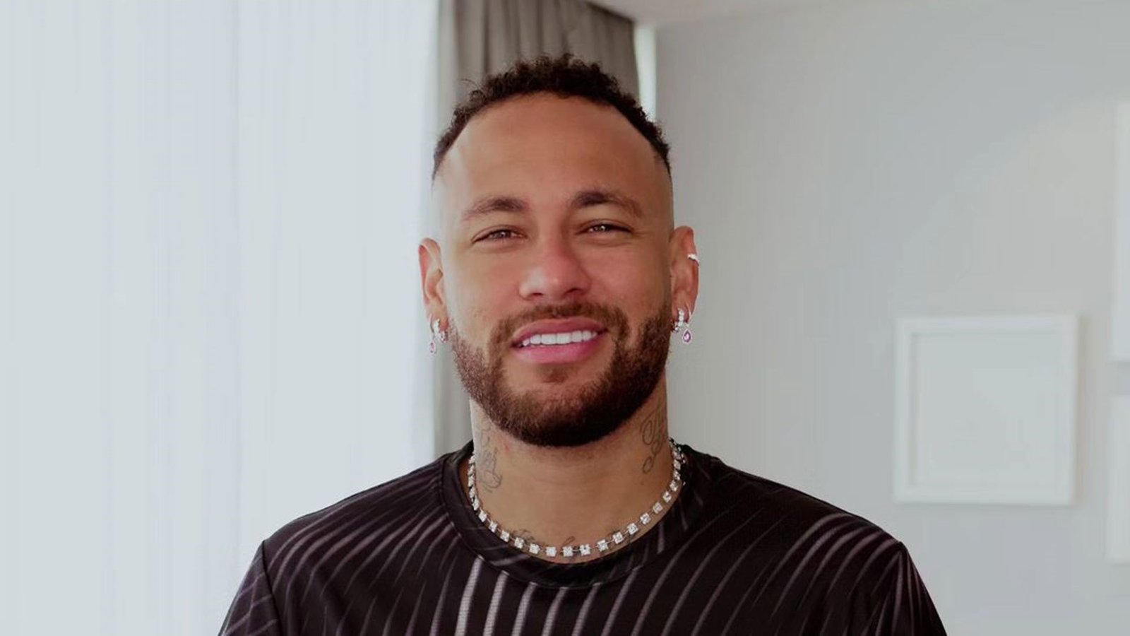 Ficou parecido? Neymar brinca com grafite “diferente” feito em bar de Santos; veja