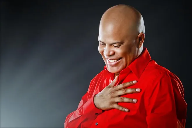 Ícone do merengue Rubby Pérez morre aos 69 anos, vítima do desabamento de uma boate