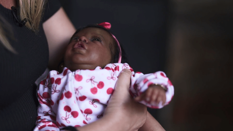 Mulher processa empresa que negou licença maternidade por bebê reborn: "Legítimo afeto"