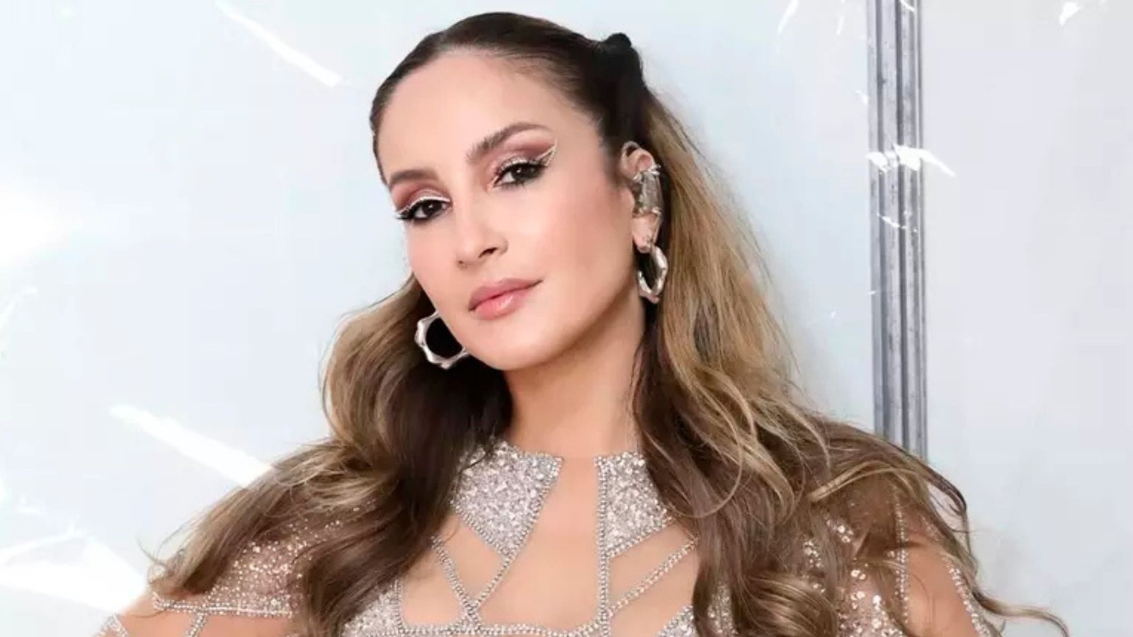 VÍDEO: Cláudia Leitte faz carinho em público LGBTQIAPN+ durante show: "A evangê adora viado"