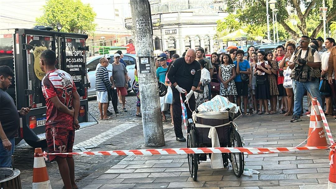 Neto é preso ao andar com corpo do avô em cadeira de rodas para pedir dinheiro