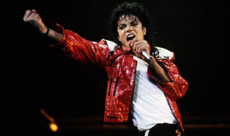 Responsável pelo espólio de Michael Jackson morre aos 71 anos 48 Michael Jackson morreu em 2009, aos 50 anos, vítima de uma overdose do anestésico propofol - Foto: Divulgação