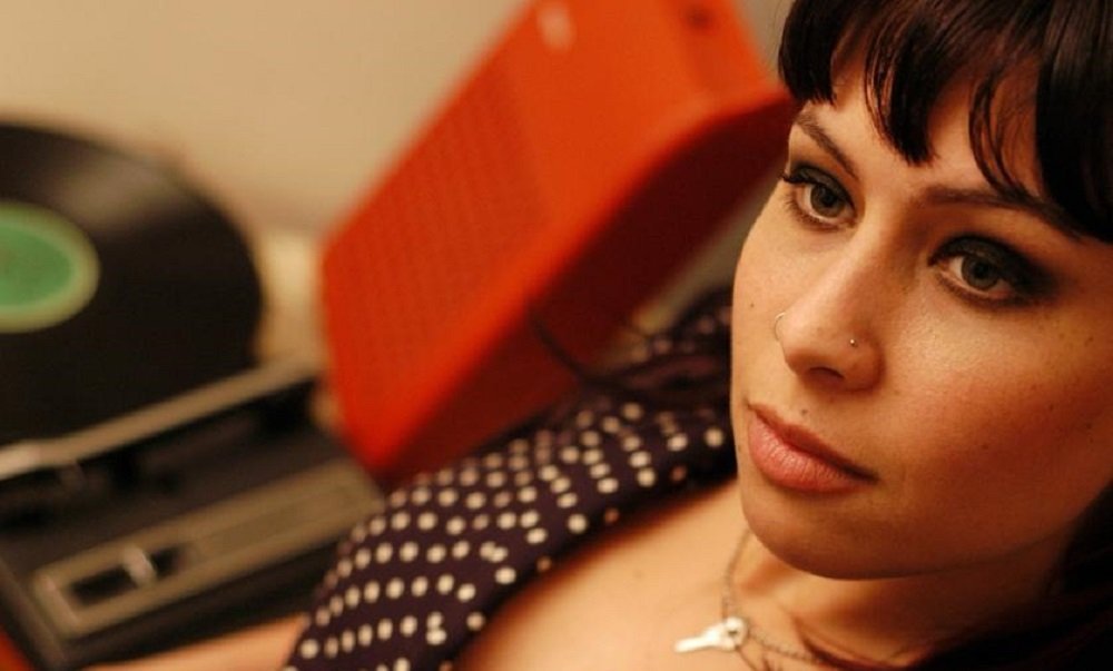Anacrônico, de Pitty, completa 20 anos e é lançado em CD, vinil e cassete