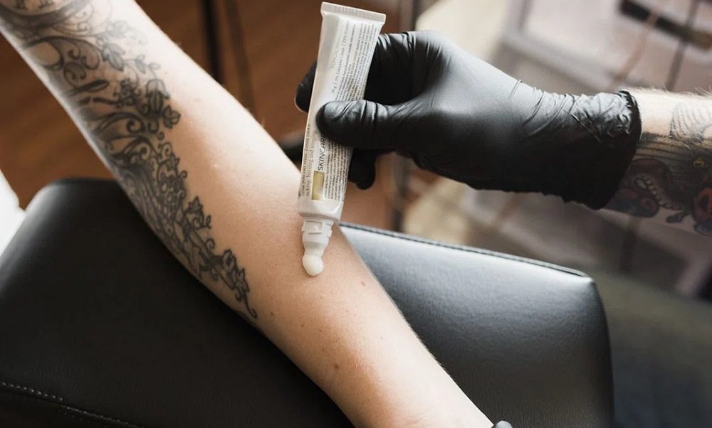 Conselho Federal de Medicina proíbe uso de anestesia para tatuagens