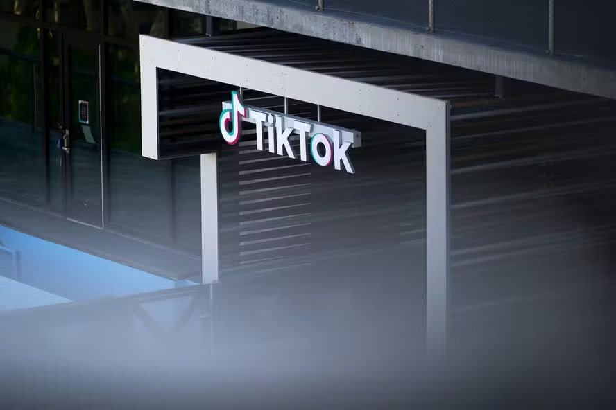 TikTok lança 'Footnotes', ferramenta comunitária para desmentir informações falsas