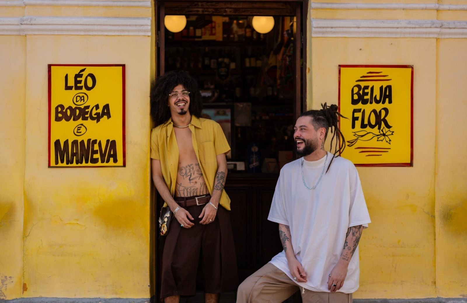 Léo da Bodega e Maneva resgatam as raízes do reggae pernambucano na inédita "Beija-Flor"