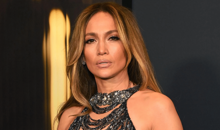 Jennifer Lopez chama atenção com fotos de biquíni e abdômen definido aos 56 anos 48 Jennifer Lopez estreia seu novo single, "BIRTHDAY"; veja letra e tradução