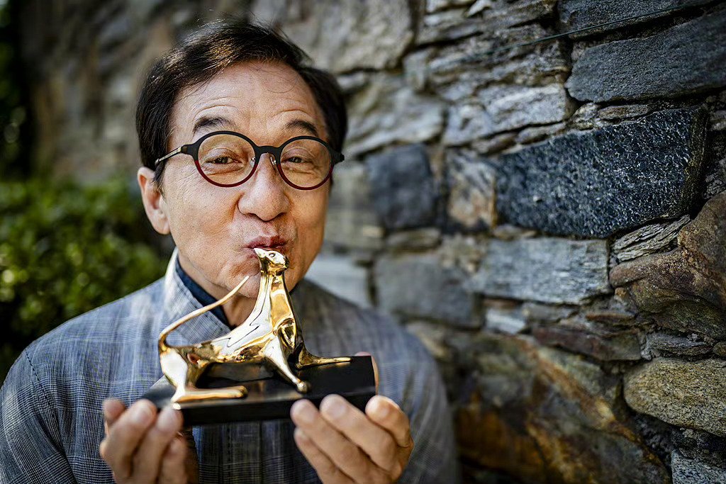 Jackie Chan critica filmes de Hollywood: 'Só pensam em dinheiro'