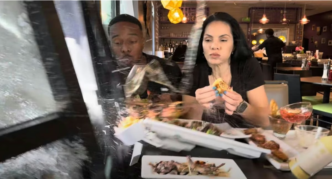 Carro invade restaurante e atinge dupla de youtubers durante gravação; assista