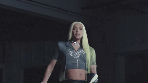 Letra e tradução de "Mexe" - Pabllo Vittar e NMIXX