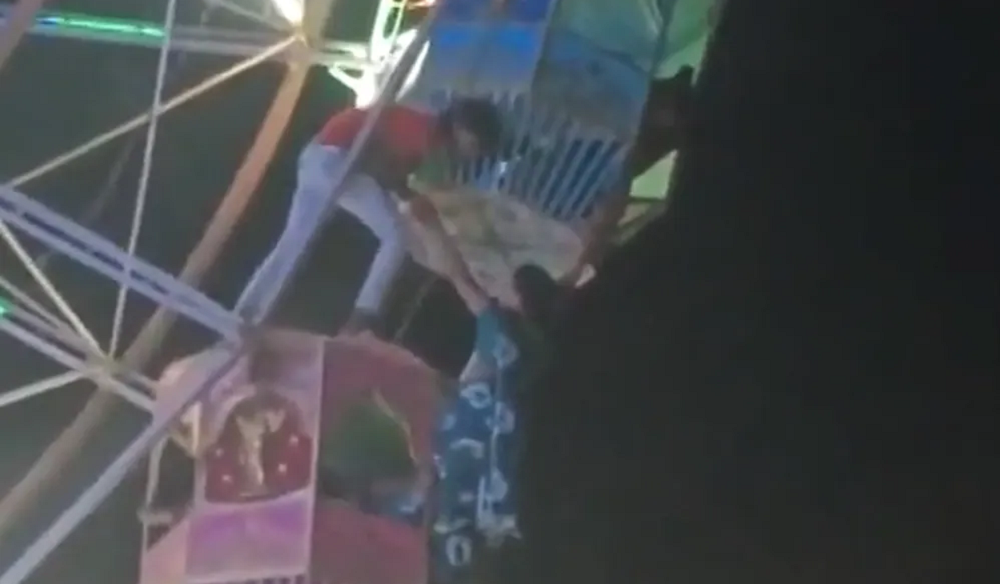 Mulher fica pendurada a 9 metros de altura após cair de cabine de roda-gigante na Índia; veja vídeo