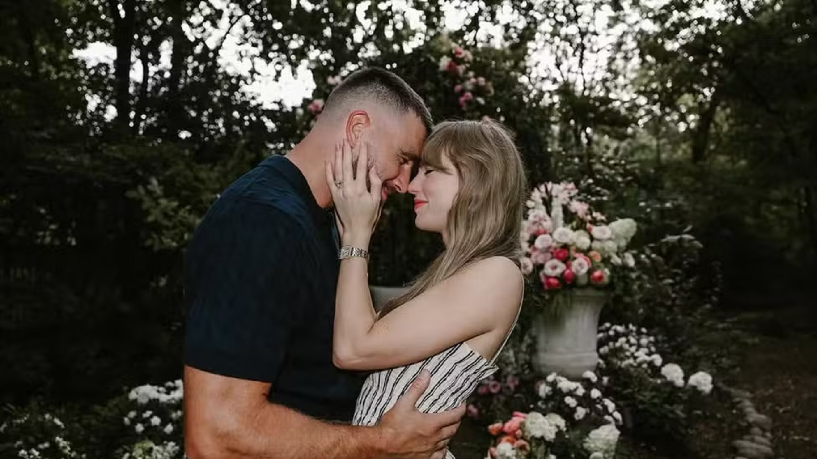 Taylor Swift anuncia noivado com Travis Kelce