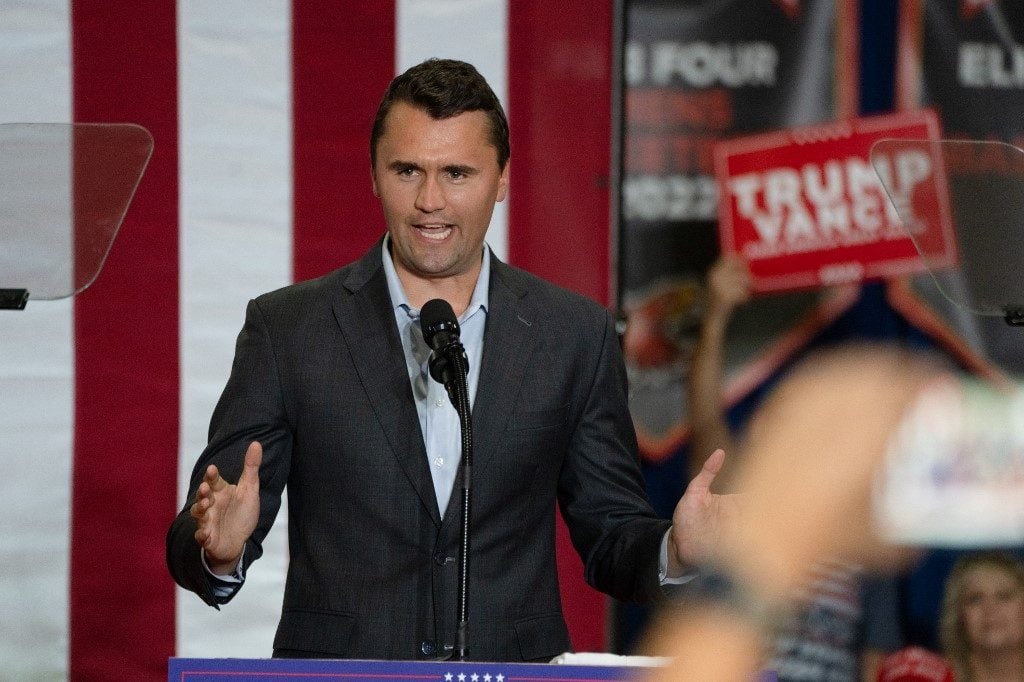 Quem é Charlie Kirk, influenciador conservador baleado em universidade nos EUA; veja vídeo