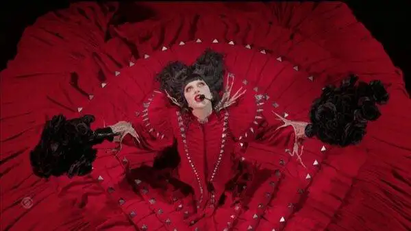 Lady Gaga domina o palco do VMA 2025 com show cheio de 'caos' e glamour; assista