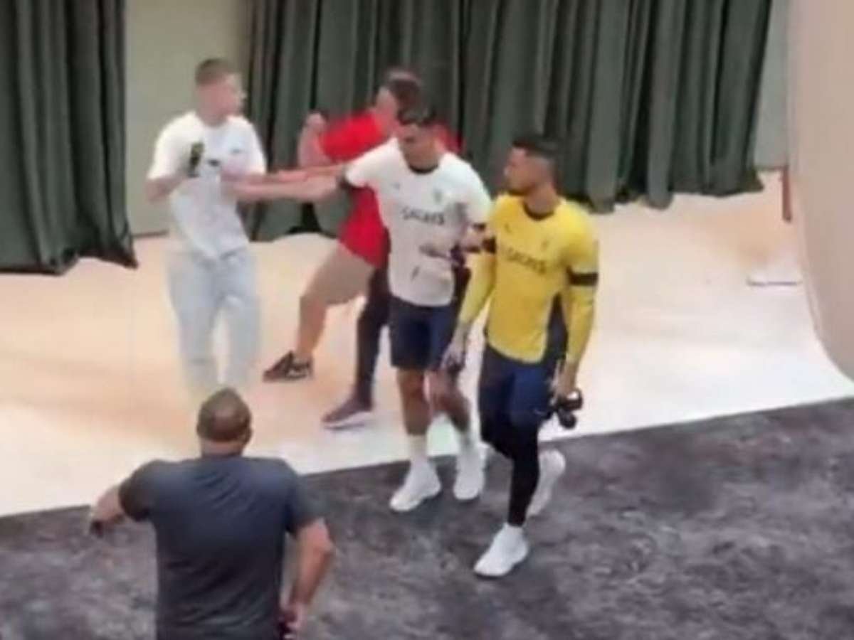 Cristiano Ronaldo empurra torcedor em hotel na Armênia e vídeo gera polêmica nas redes; assista