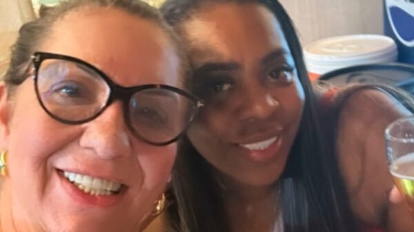 Mãe de Virginia Fonseca posa com mãe de Vini Jr. e celebra nova amizade: "Bora beber, amiga"