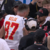 Travis Kelce, noivo de Taylor Swift, cumprimenta Neymar durante jogo da NFL na Neo Química Arena