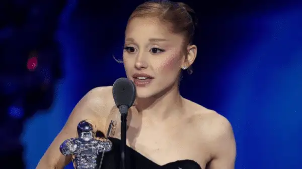 Ariana Grande fala pela primeira vez sobre pausa na carreira