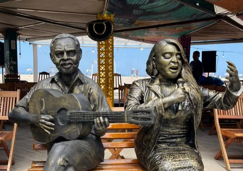 Estátua de Preta Gil é inaugurada em Copacabana ao lado de Gilberto Gil
