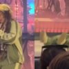 Lola Young desmaia durante show em Nova York; veja vídeo