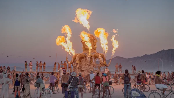 Homem é encontrado morto no festival Burning Man; polícia investiga suspeita de homicídio