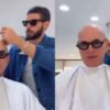 Chay Suede inverte os papéis e surpreende ao raspar cabelo de seu cabeleireiro
