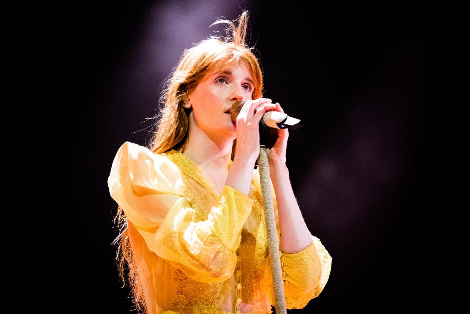 Florence Welch revela experiência de quase morte durante gravidez ectópica: "Devastador"