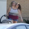 Gêmeas siamesas Abby e Brittany Hensel aparecem com bebê conforto e geram dúvidas