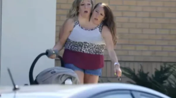 Gêmeas siamesas Abby e Brittany Hensel aparecem com bebê conforto e geram dúvidas