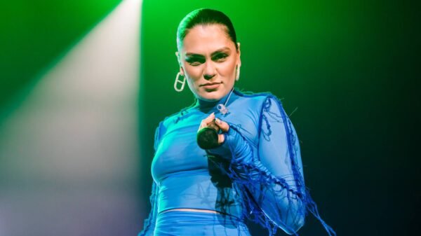 Ela chegou! Jessie J desembarca no Brasil animada para o The Town