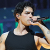Joe Jonas nega rumores de uso de drogas após vídeo viral em show