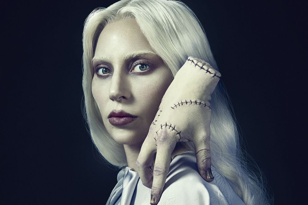Netflix divulga primeira imagem da personagem de Lady Gaga em Wandinha