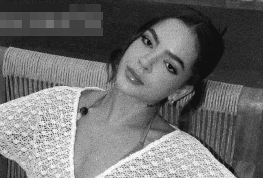 Mel Maia posa com biquíni cavado à beira da piscina; veja