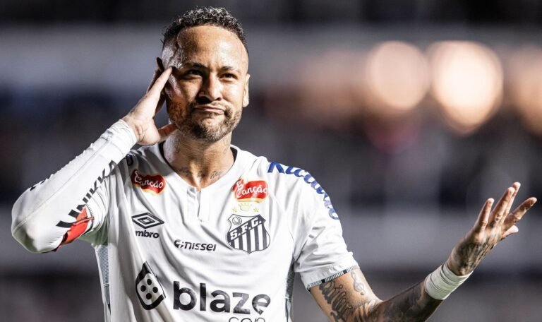 Neymar causa tumulto na web após curtida em foto de mulher 50 Neymar no Santos • Raul Baretta/ Santos FC