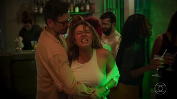 Em 'Vale Tudo', Heleninha pede 'um mambo caliente' e web elogia Paolla Oliveira