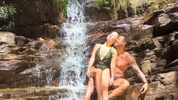 Dado Dolabella curte cachoeira com nova namorada na Chapada dos Veadeiros