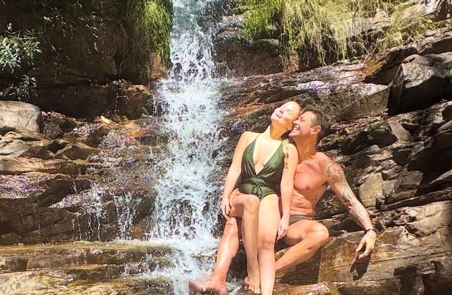 Dado Dolabella curte cachoeira com nova namorada na Chapada dos Veadeiros