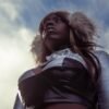 Kiara Jones mistura indie pop, rock e referências afropunk em seu novo single, "On The Floor"