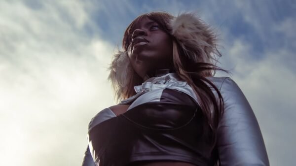 Kiara Jones mistura indie pop, rock e referências afropunk em seu novo single, "On The Floor"